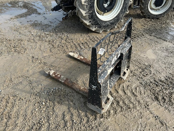 38”-skid-steer-pallet-forks-image-3