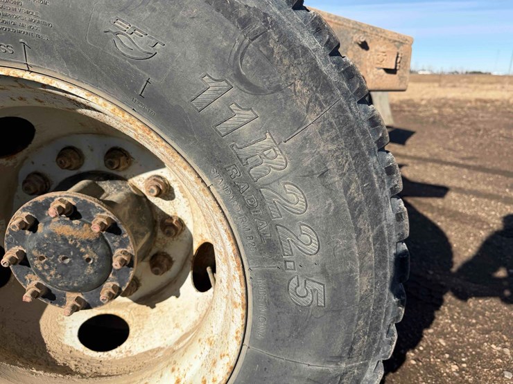 2003-freightliner-columbia-120-day-cab-image-12