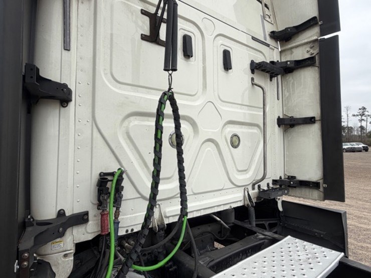 #226-•-2018-freightliner-cascadia-image-16