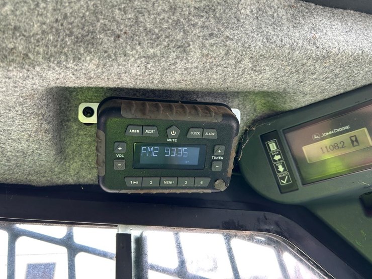 2020-deere-325g-image-23