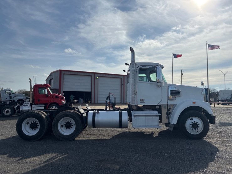 2014-freightliner-coronado-122-sd-image-9
