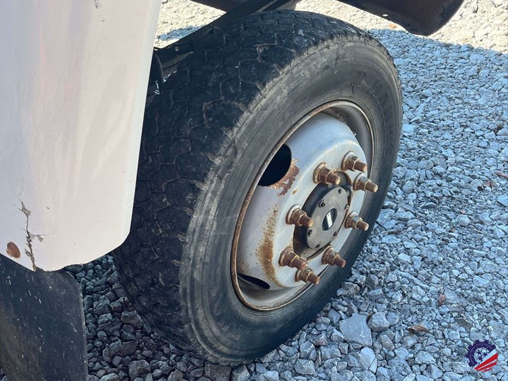 2007-gmc-c5500-flatbed-truck-image-12