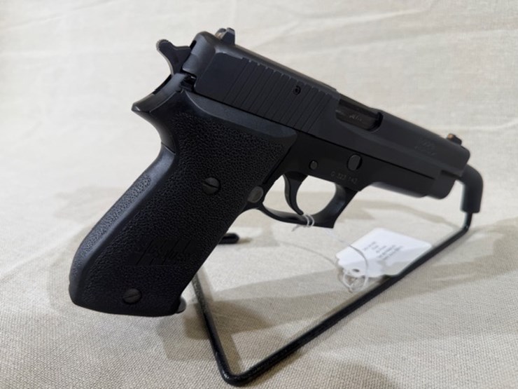 #231-•-sig-sauer-p220-pistol-image-3