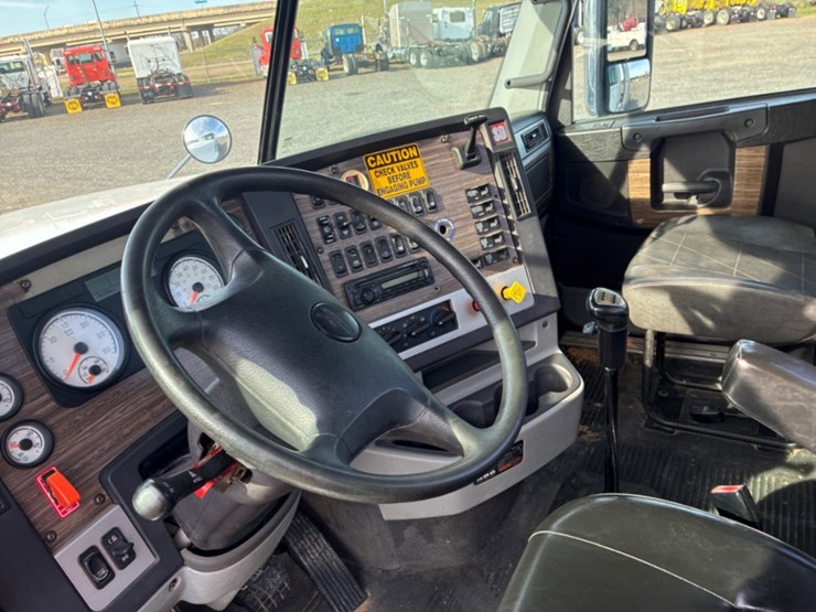 2014-freightliner-coronado-122-sd-image-6