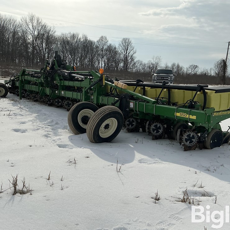 John Deere Planter 16R30”