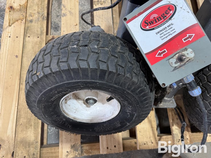swinger-gen-ii-remote-controlled-swing-hopper-mover-auger-hopper-assist-image-15