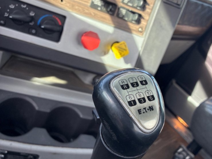 2016-freightliner-coronado-122-sd-image-9