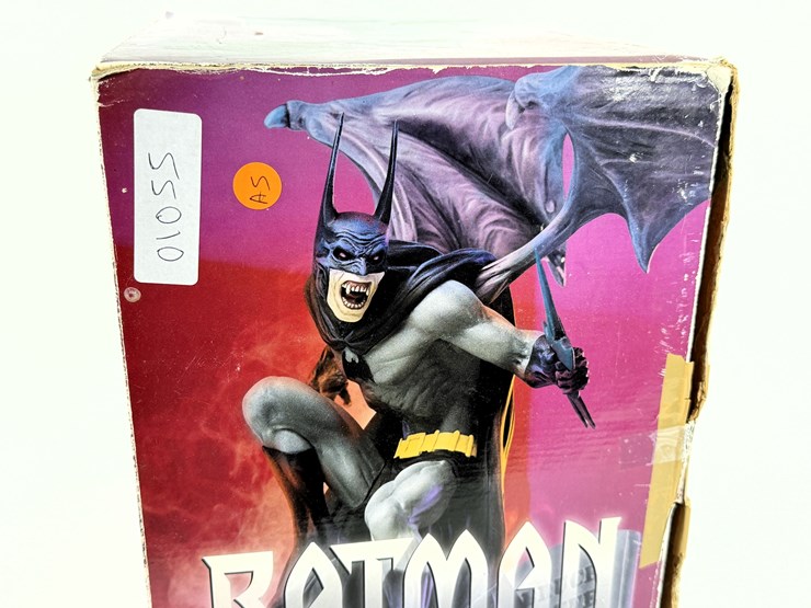 #1055-•-batman-dc-direct-vampire-statue-image-18