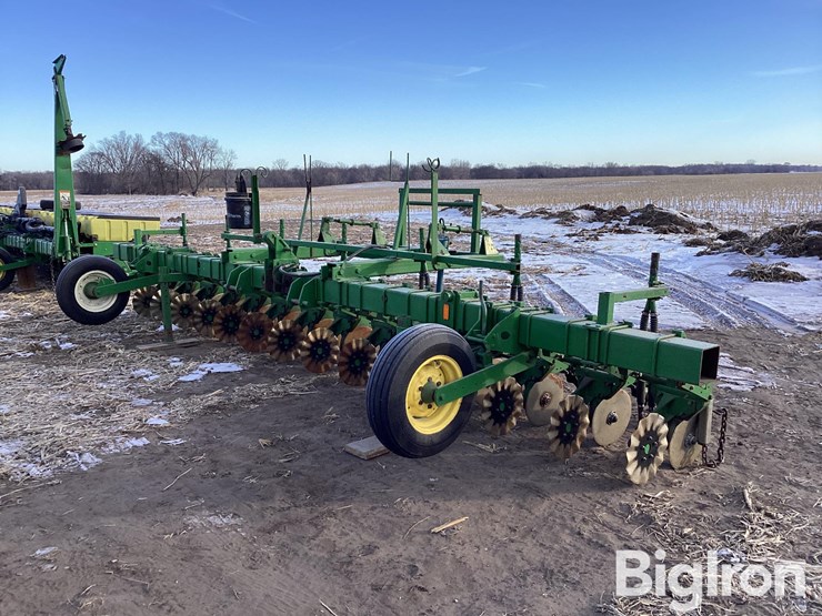 14r20"-dry-fertlilizer-applicator-image-1