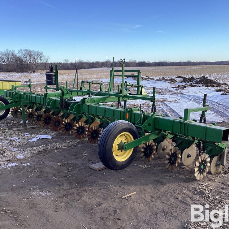 14R20" Dry Fertlilizer Applicator