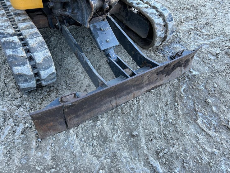 2017-deere-17g-image-11