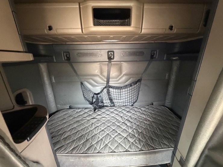 #226-•-2018-freightliner-cascadia-image-47