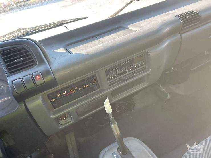 2004-isuzu-npr-image-19