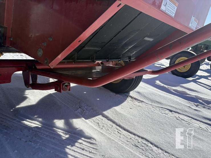 2007-new-holland-br750a-image-8