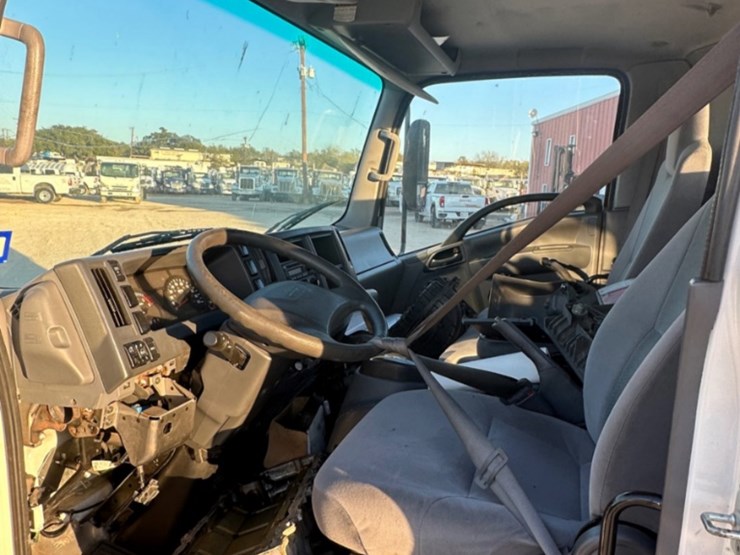 2021-isuzu-npr-image-11