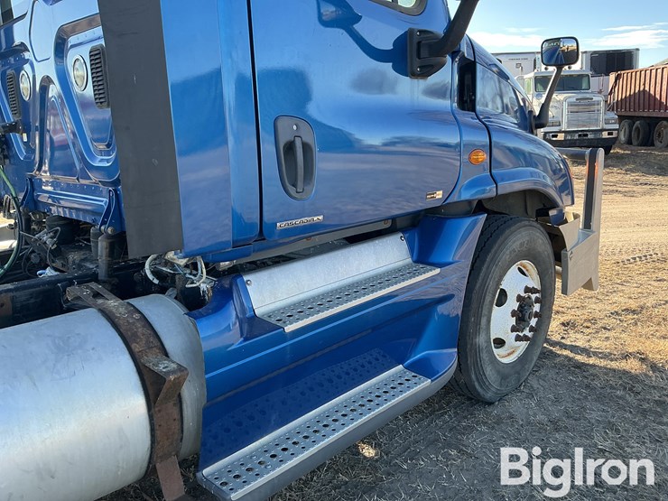 2011-freightliner-cascadia-125-image-11