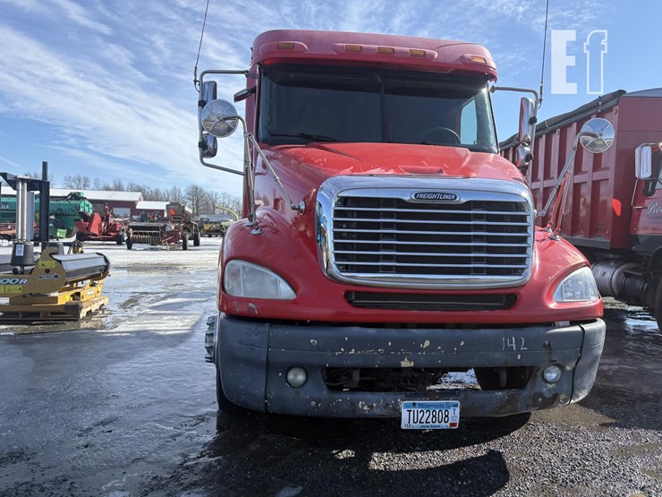 2004-freightliner-columbia-112-image-3