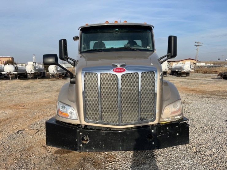 2017-peterbilt-579-image-2