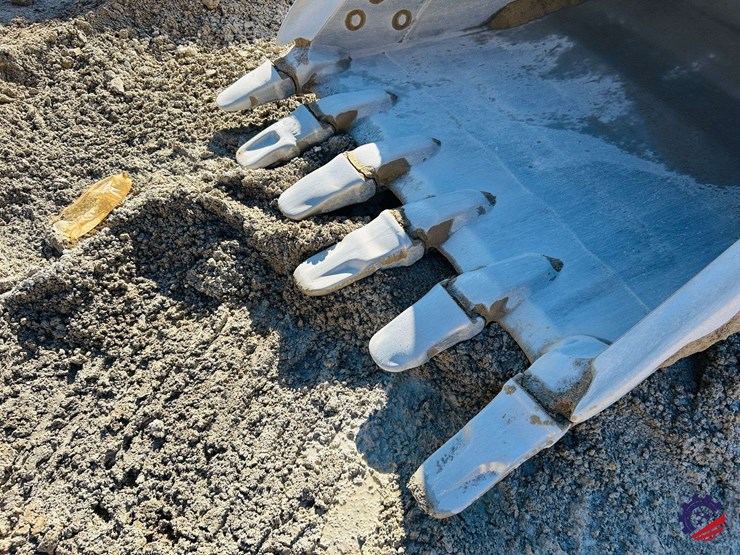 cat-54-in-excavator-tooth-bucket-image-9