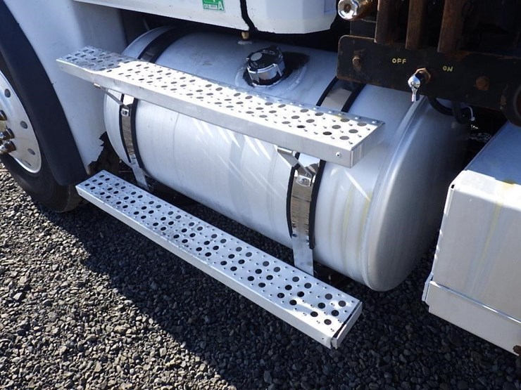 1999-freightliner-fl112-image-14