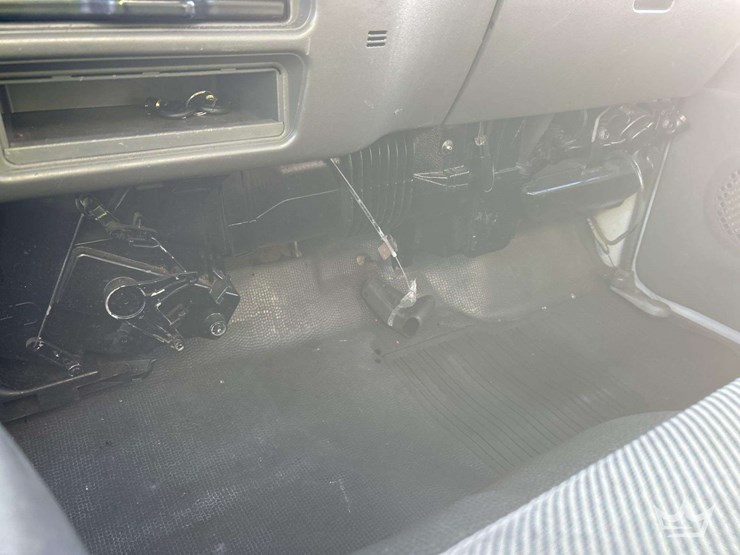 2004-isuzu-npr-image-21