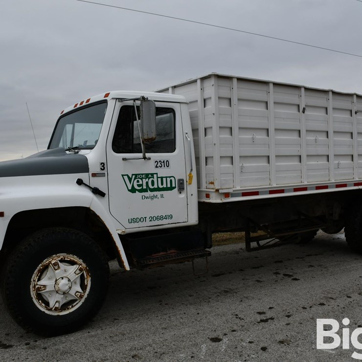 1981 International 1724 S/A Grain Truck