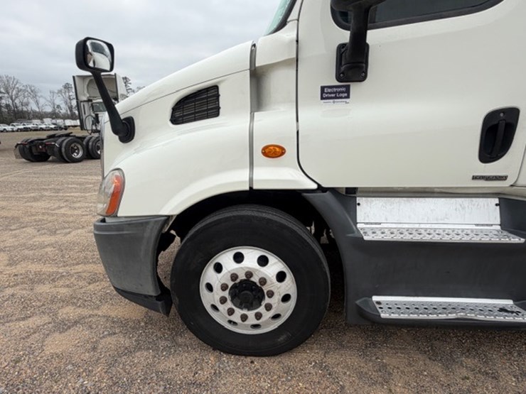 #226-•-2018-freightliner-cascadia-image-18