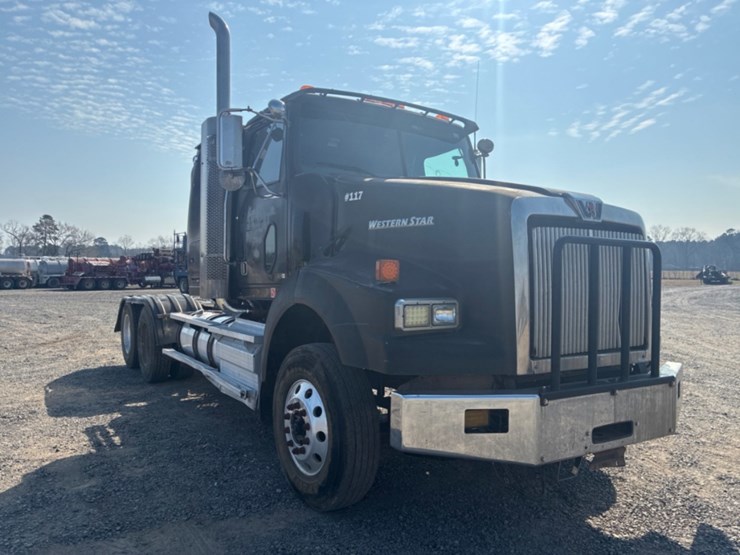 2011-western-star-4900sa-image-3