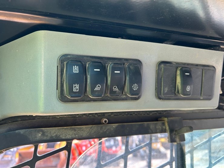 2017-caterpillar-262d-image-18