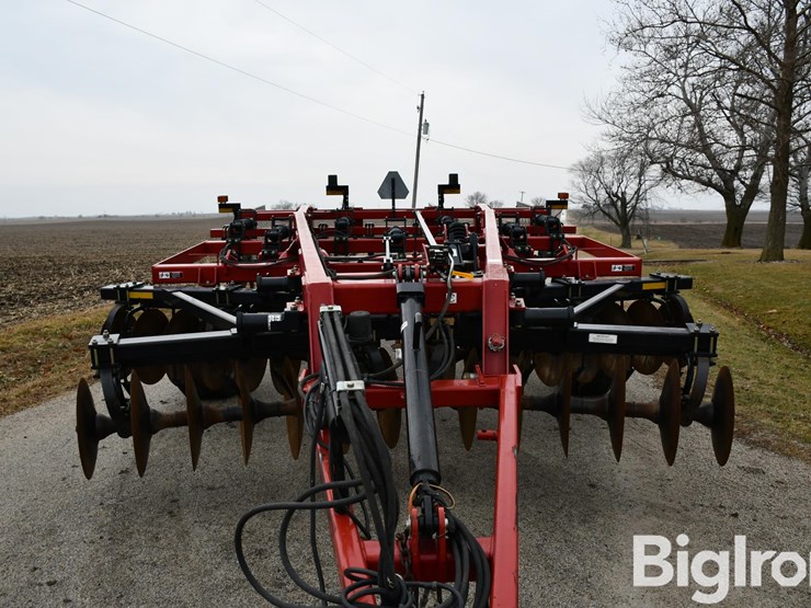 case-ih-870-ecolo-tiger-7-shank-disk-ripper-image-11