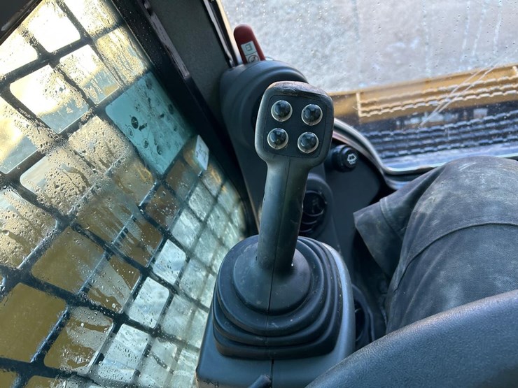 2018-caterpillar-299d-image-22