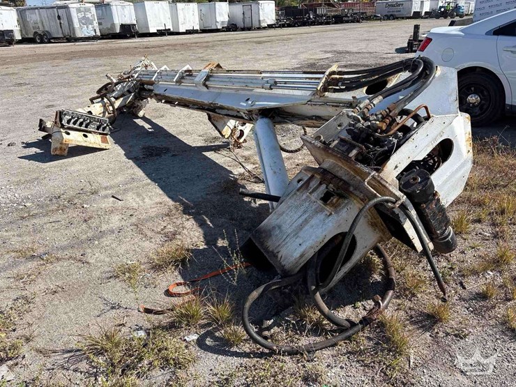 altec-digger-derrick-hydraulic-boom-image-1