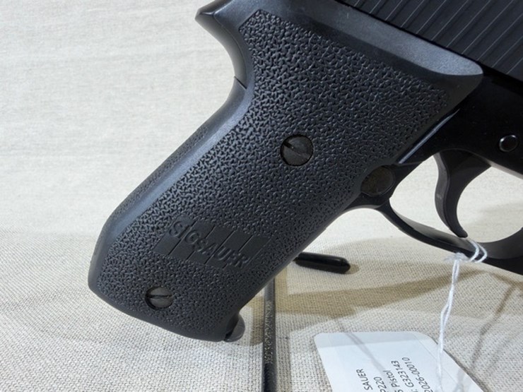 #231-•-sig-sauer-p220-pistol-image-16