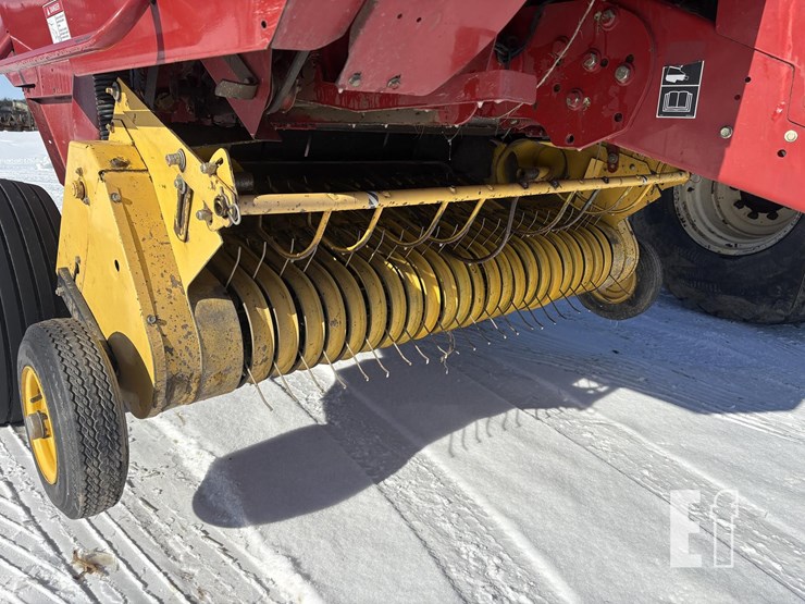 2007-new-holland-br750a-image-2