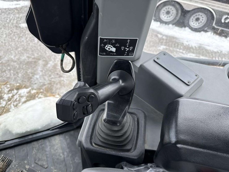 2023-deere-700l-image-27