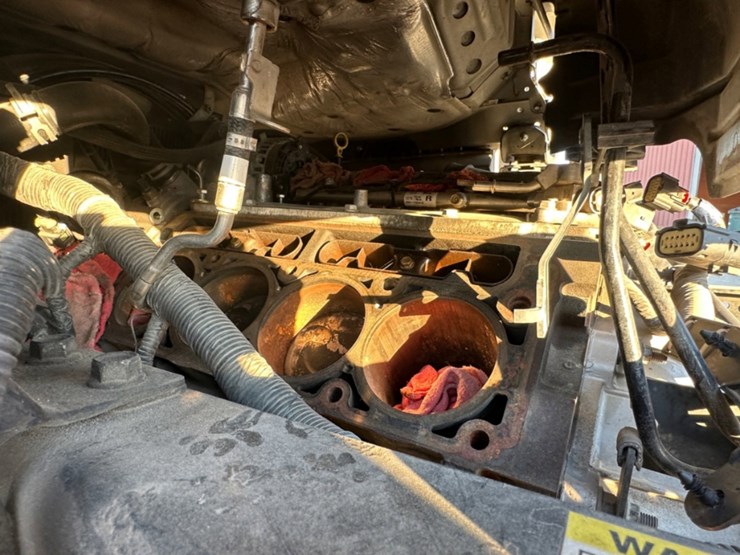 2021-isuzu-npr-image-10