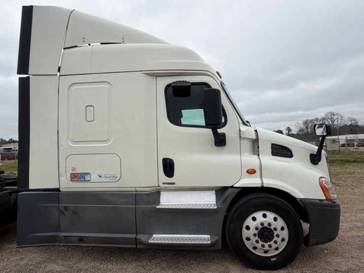 #226-•-2018-freightliner-cascadia-image-22