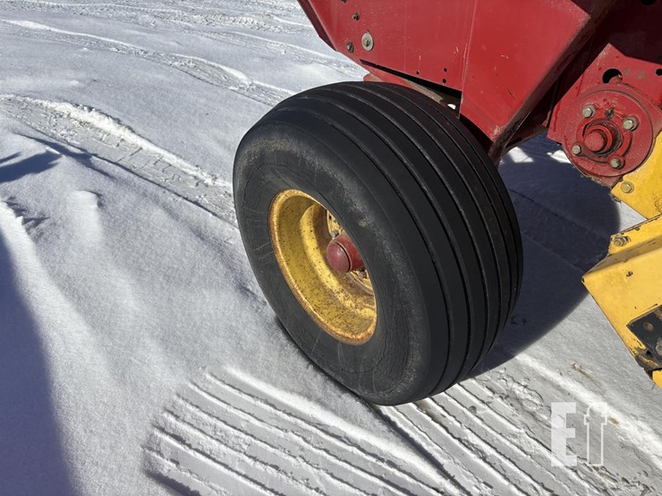 2007-new-holland-br750a-image-3