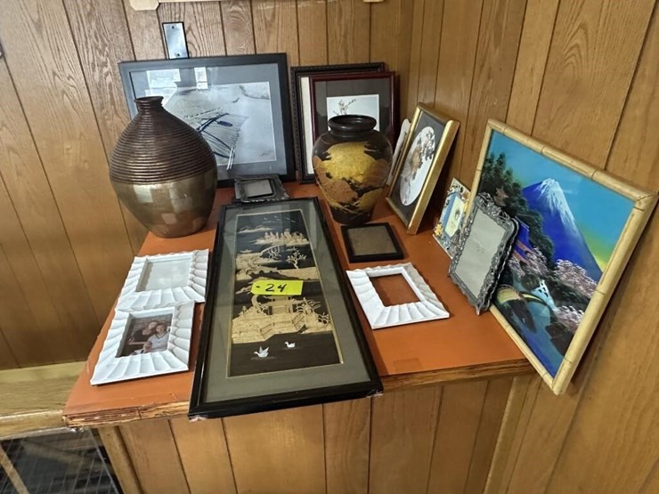 misc.-picture-frames-&-portraits-image-1