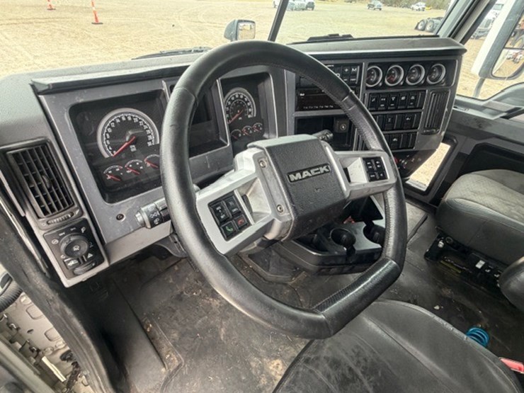 #227-•-2020-mack-anthem-image-55