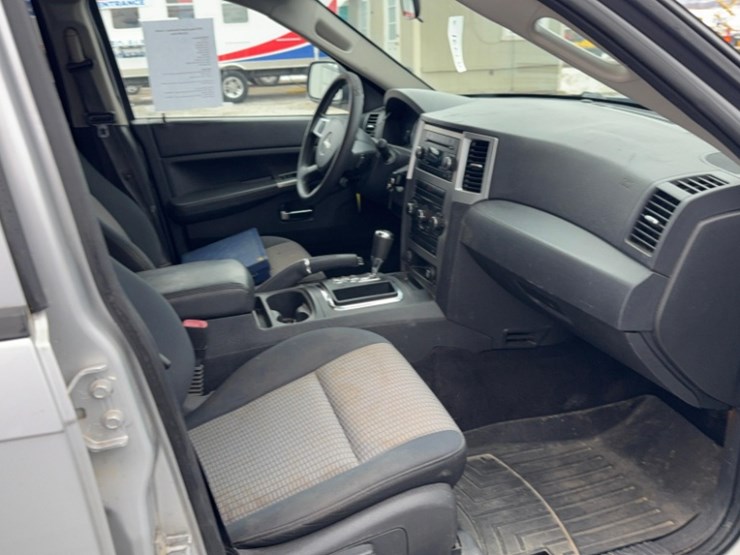 2010-jeep-grand-cherokee-image-18