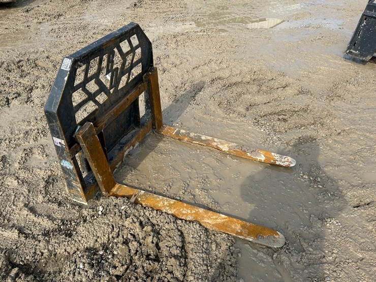 ditch-witch-42”-walk-behind-skid-steer-pallet-forks-image-1