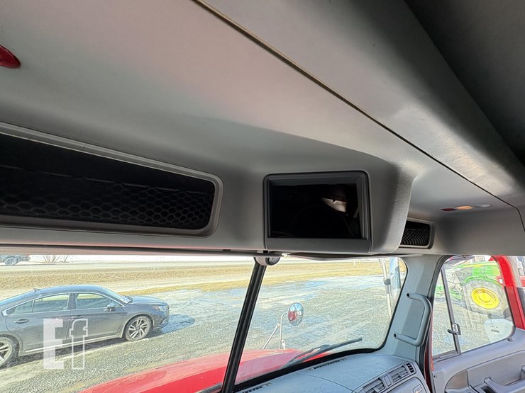 2004-freightliner-columbia-112-image-26