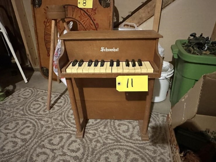 vintage-schoenhut-children's-upright-piano-image-1