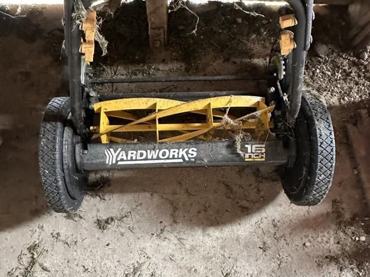 yardworks-16"-5-blade-reel-push-lawn-mower-image-3