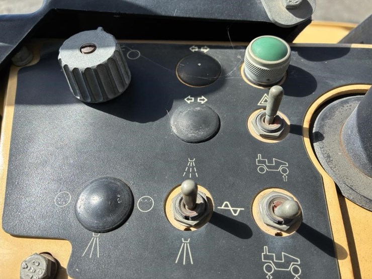 2016-caterpillar-cb-214d-image-16