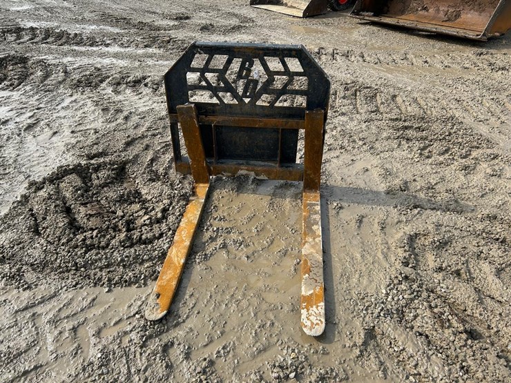 ditch-witch-42”-walk-behind-skid-steer-pallet-forks-image-2