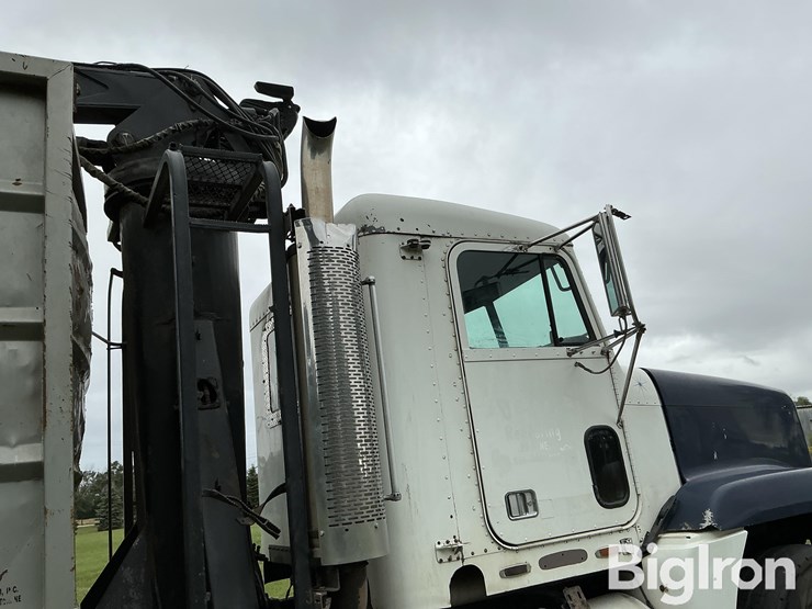 2000-freightliner-fld120-image-10