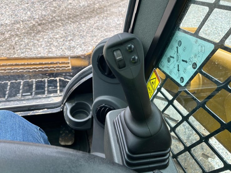 2019-caterpillar-246d3-image-22