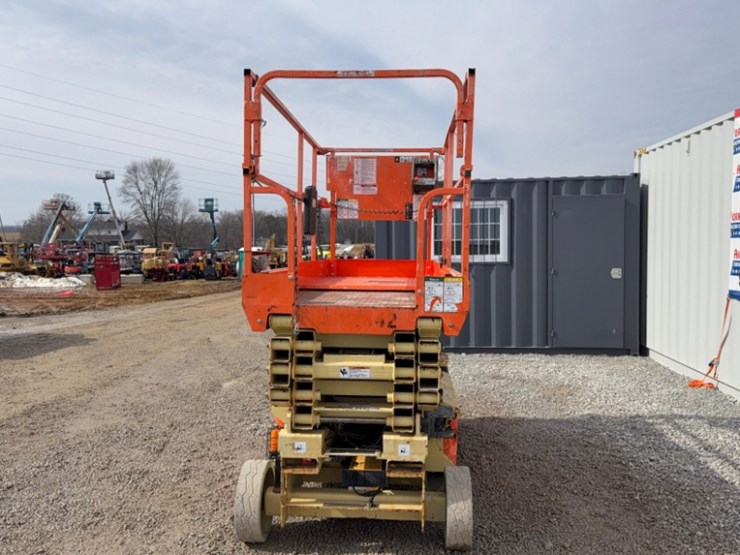 2017-jlg-3246es-image-3